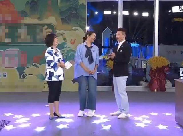 高龄生子、嫁神秘富商、退休成网红，“童年回忆”们变样了吗？