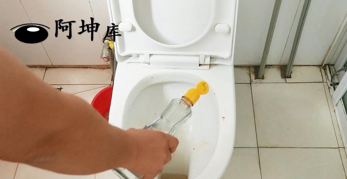 小苏打能除掉马桶里的污垢吗,马桶堵了如何自己快速疏通小苏打