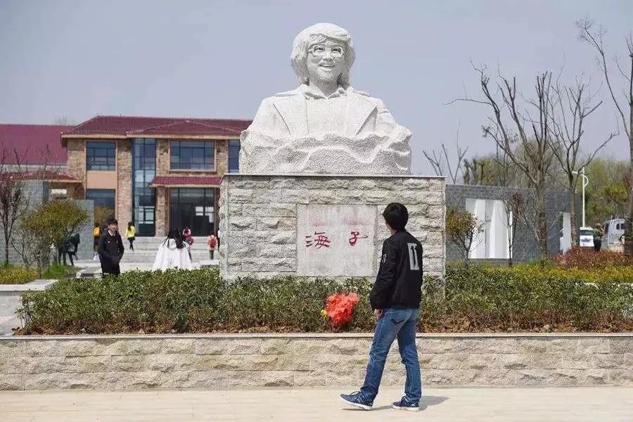 1989年的今天，一个叫海子的人决定去死