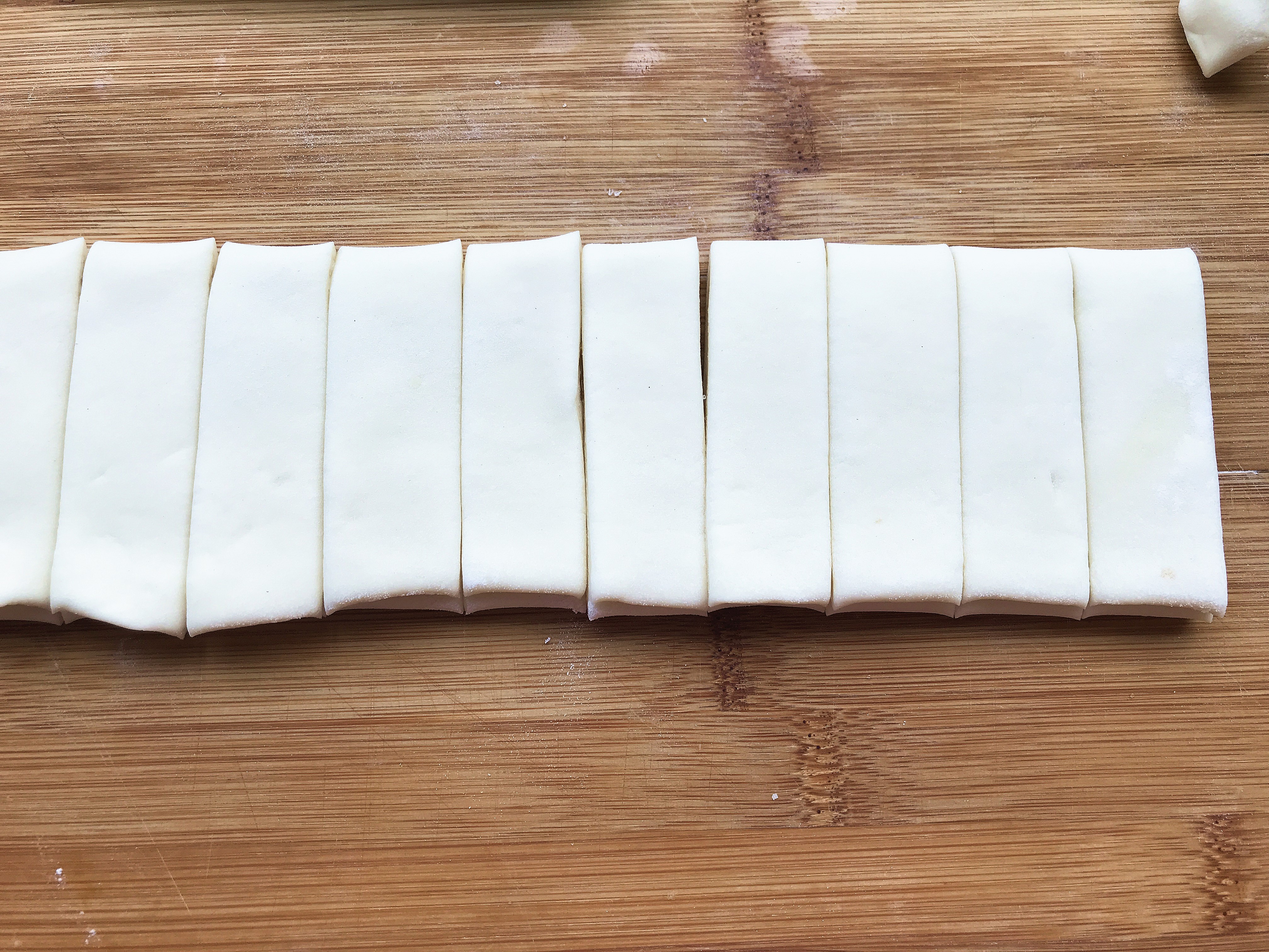 82岁奶奶教你做碱面小花卷，一层一层撕着吃，越吃越香，特简单