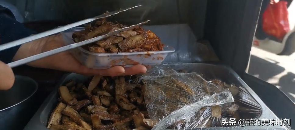 大爷在路边摆摊卖自制小吃,60岁大爷深夜摆摊卖小吃