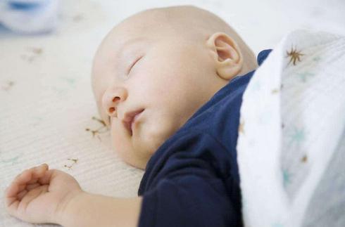 家有色娃怎么办？睡觉总摸妈妈隐私部位！网友：不能惯！