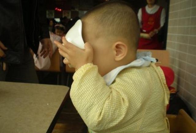 2岁男童上吐下泻发烧,2岁孩子上吐下泻厉害要去医院吗