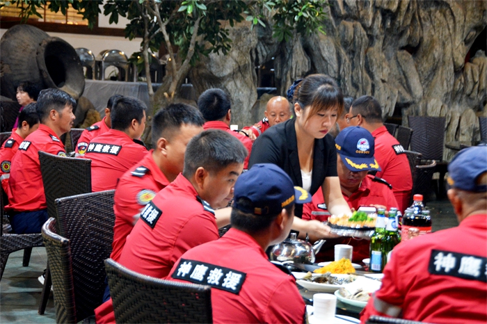 嵩县跨湖桥神鹰救援,洛阳神鹰救援队奔赴地震灾区