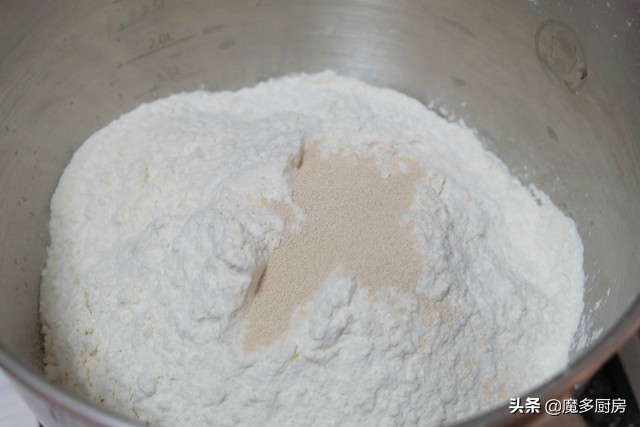 不加黄油炼乳葡萄干面包,蛋挞加淡奶油和炼乳葡萄干做法