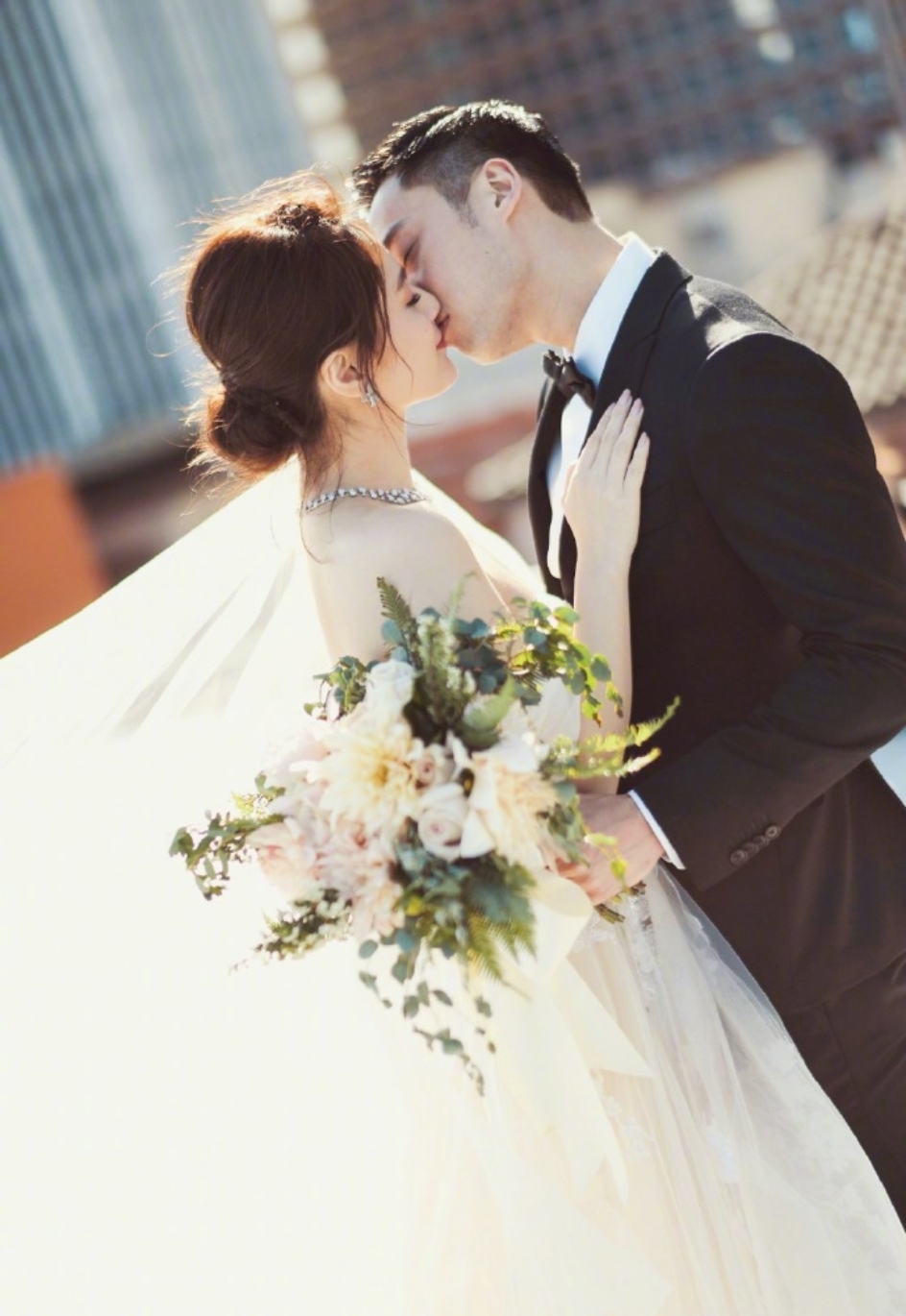 昆凌和唐嫣的婚纱哪个更好看,明星婚纱郭碧婷