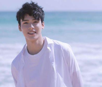 龚俊，你咋一副老了会被骗去买保健品的样子，难怪一直想发财