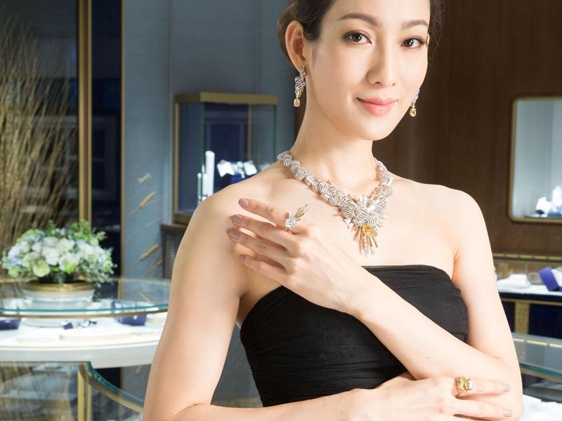 把天空穿在身上，以宝石打造天空画卷竟那么美