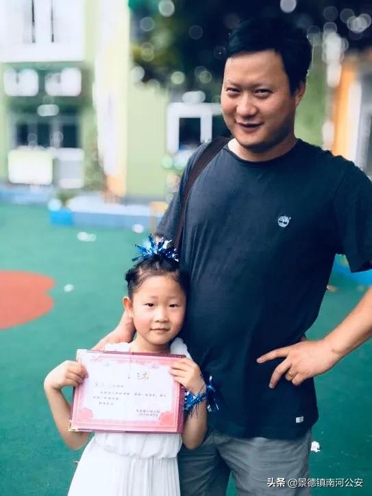 警察下水道寻找尸体,在水下找到尸体