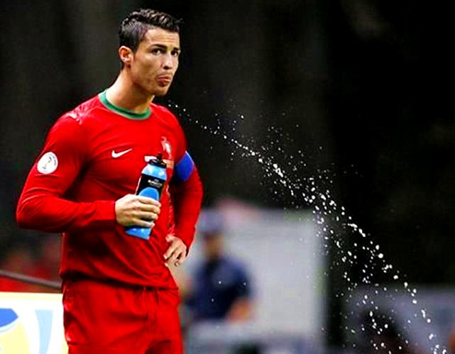 为什么足球运动员喝了水要吐,为啥足球运动员喝的水是有颜色的