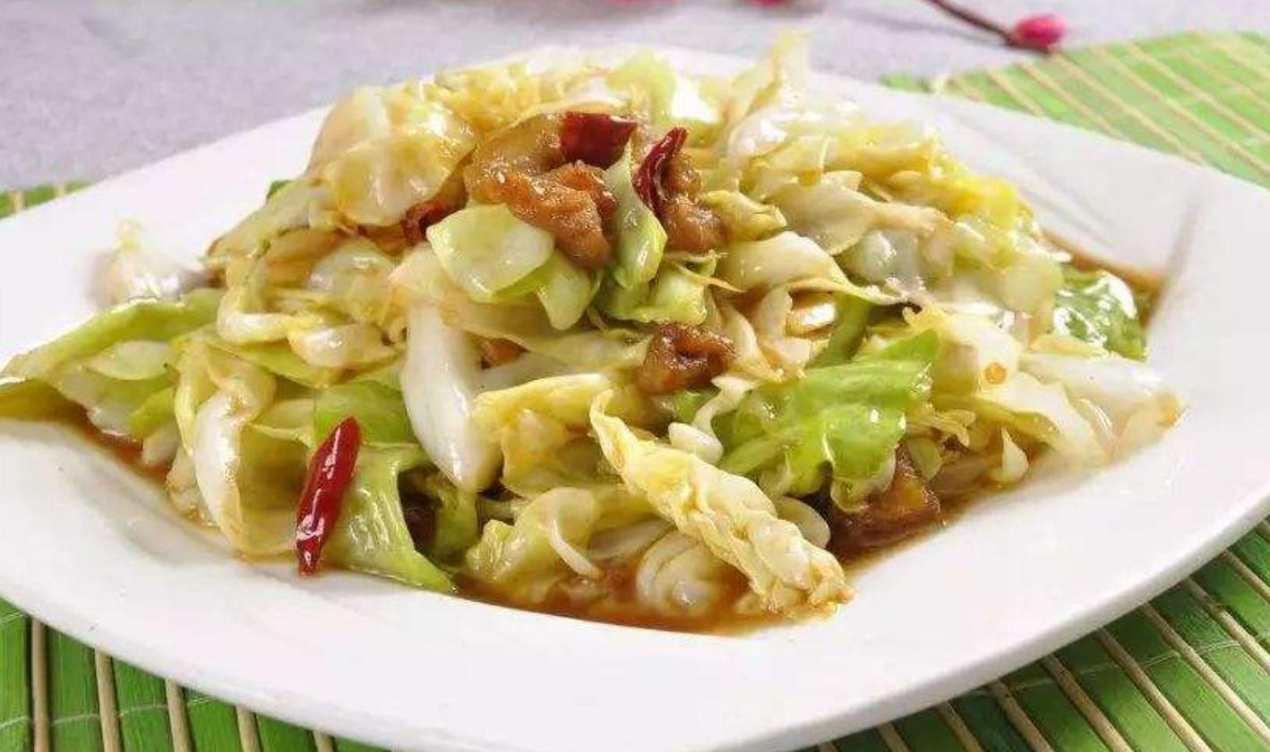 包菜炒米粉的做法简单又好吃,包菜炒面条最好吃的做法简单