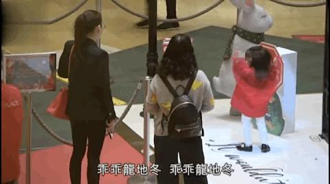 方媛穿白衬衫配黑伞裙,方媛穿修身裙秀辣妈身材