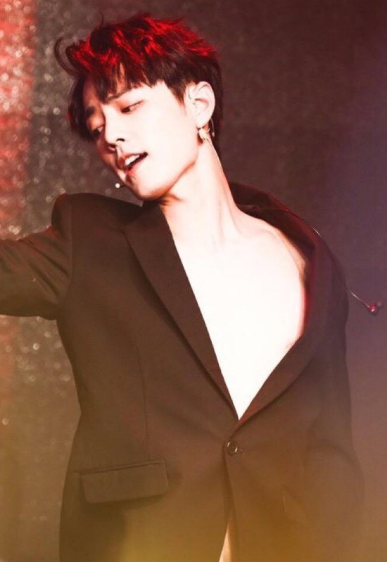 肖战西装露腹肌照片高清,肖战上半身露出腹肌图