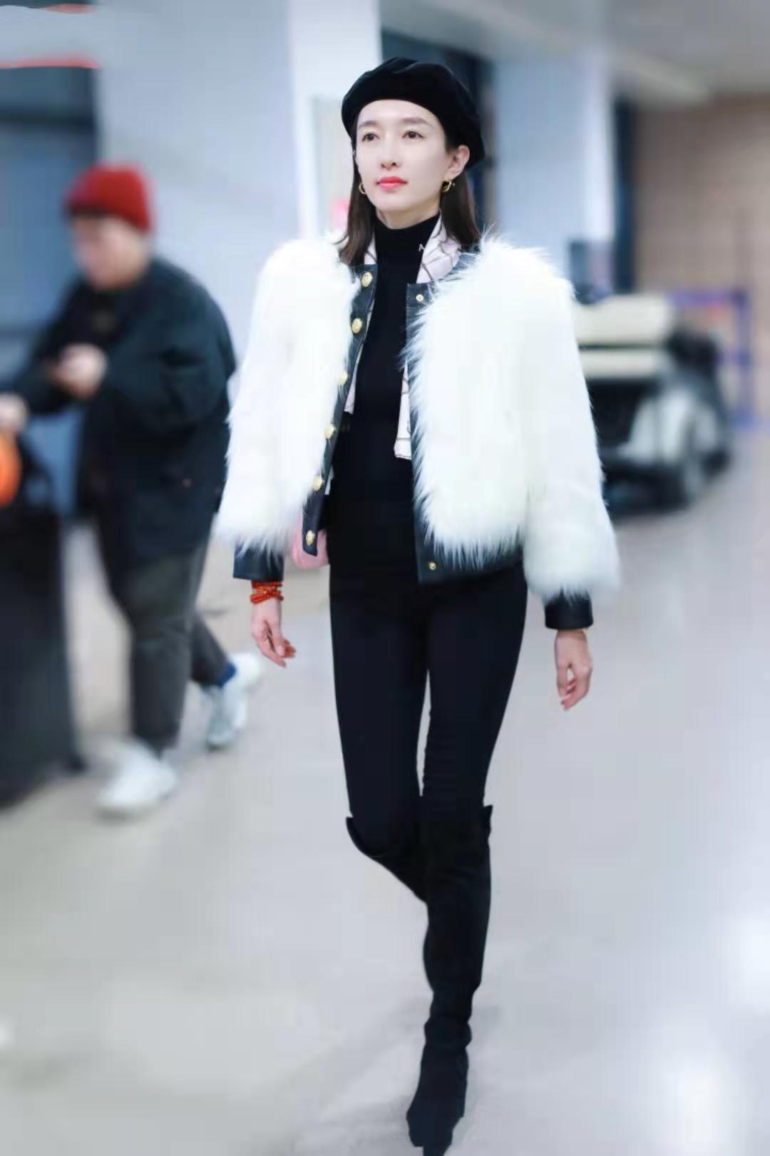 江疏影机场同款粉色套装,江疏影粉色机场外套同款