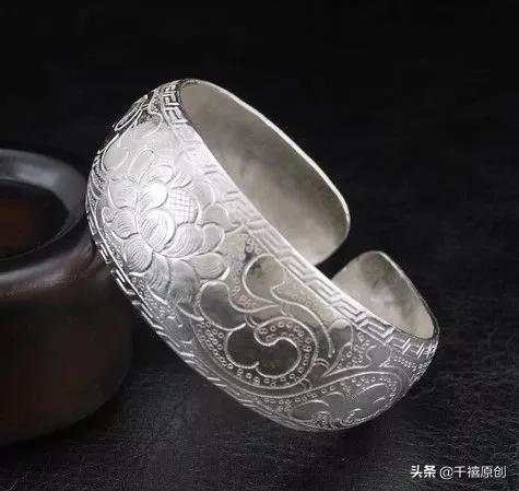 银镯里面发黑,戴银镯手腕发黑是怎么回事