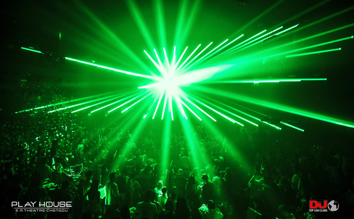 他拍下成都夜店的“纸醉金迷”，都市男女们在这里挥金如土