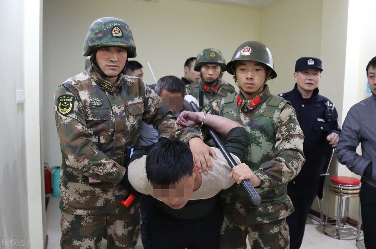 警察在抓捕过程中遇到嫌疑人会功夫怎么办？