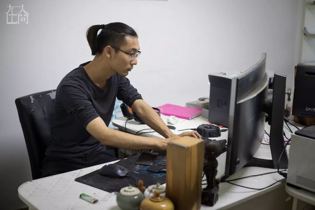 在人间丨情趣内衣小镇的乡村女工，每天往返于工厂与田地之间