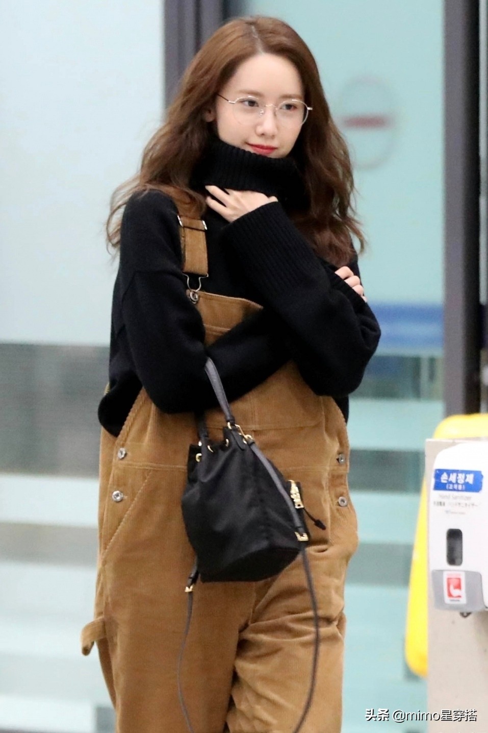 林允儿羊羔毛外套短裙,林允儿身穿上万毛衣