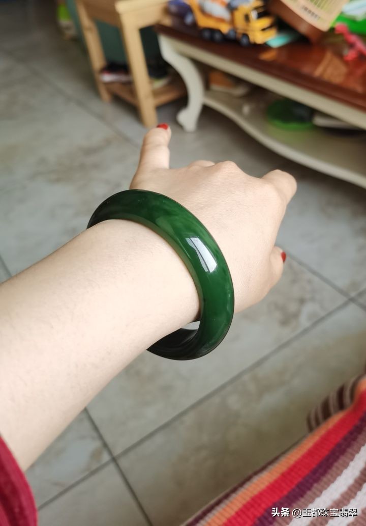 俄料玉和和田碧玉的真假鉴别,如何鉴别和田碧玉手镯