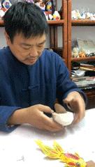 非遗守艺人｜他把泥“玩”出了花样，让有400年历史的老北京兔儿爷也跟上时代
