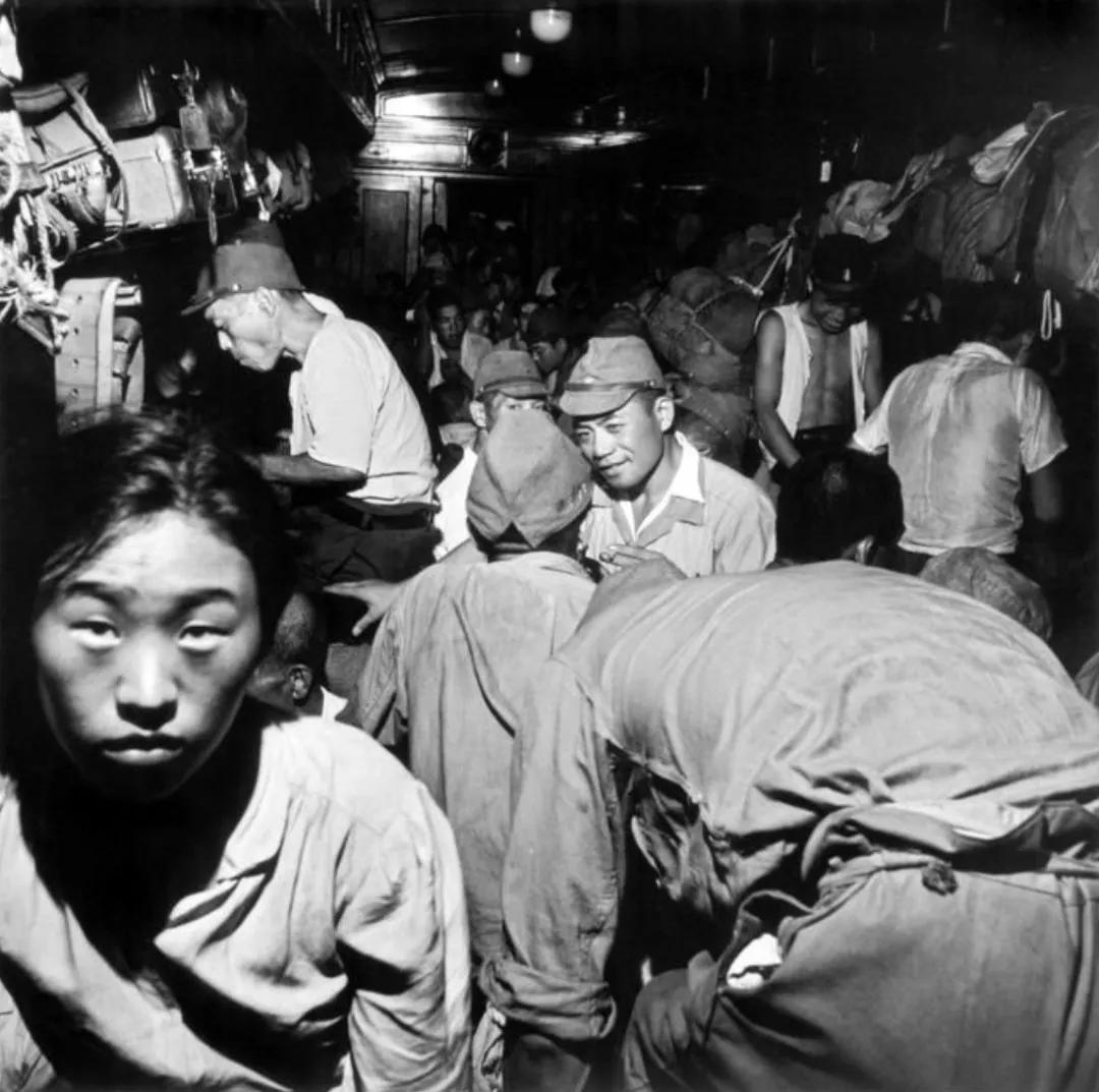 战火中的日本人有多惨？小学生都要当苦力