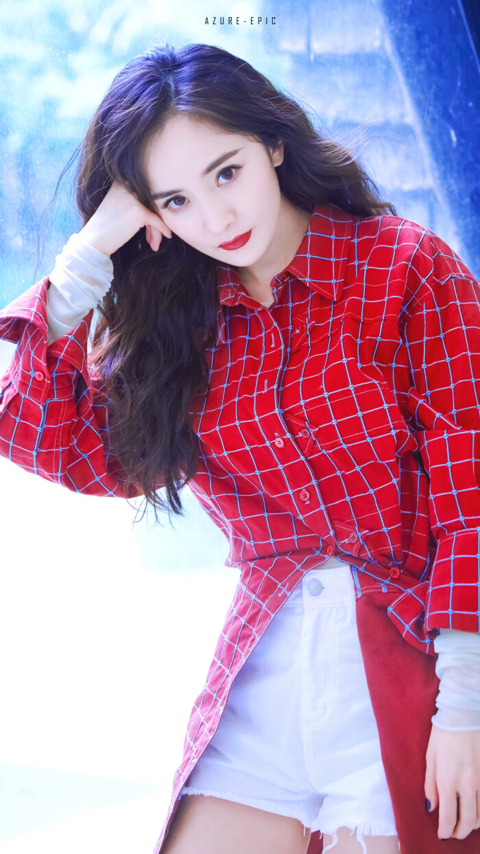 杨幂穿大格子衬衫时的搭配,格子衬衫外套搭配皮裤子杨幂