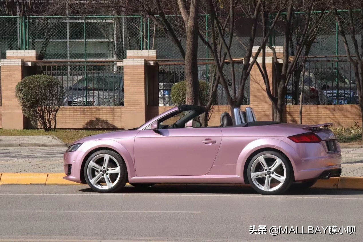 奥迪tt渐变白变粉,奥迪tt粉红色