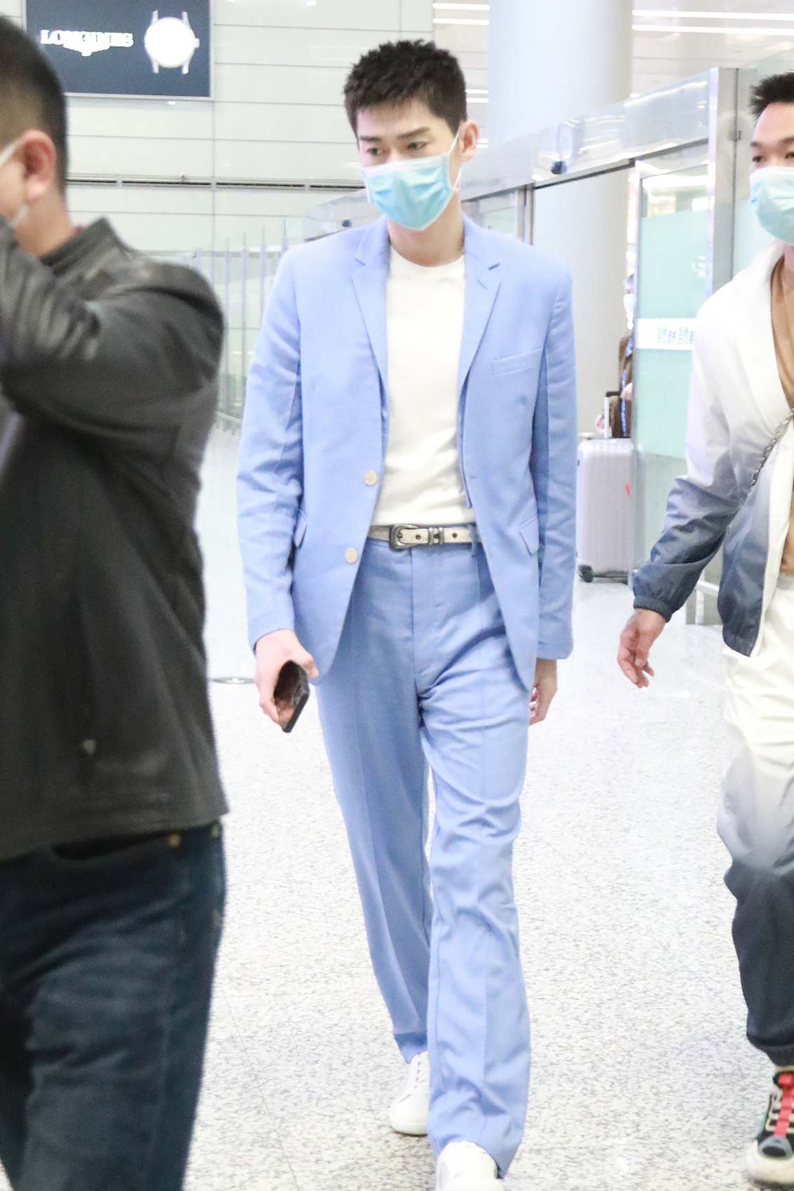 张翰秋装夹克外套全身照片,张翰一身黑衣超有型男气质