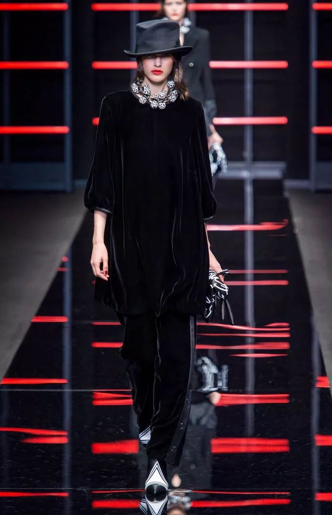 秋天穿丝绒太美太高级了 (轻薄高级的丝绒质地太讨人喜欢了)