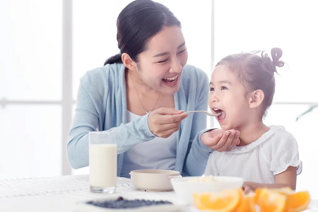 七巧板育儿堂|想要孩子养成吃饭好习惯？从7-9月龄抓起