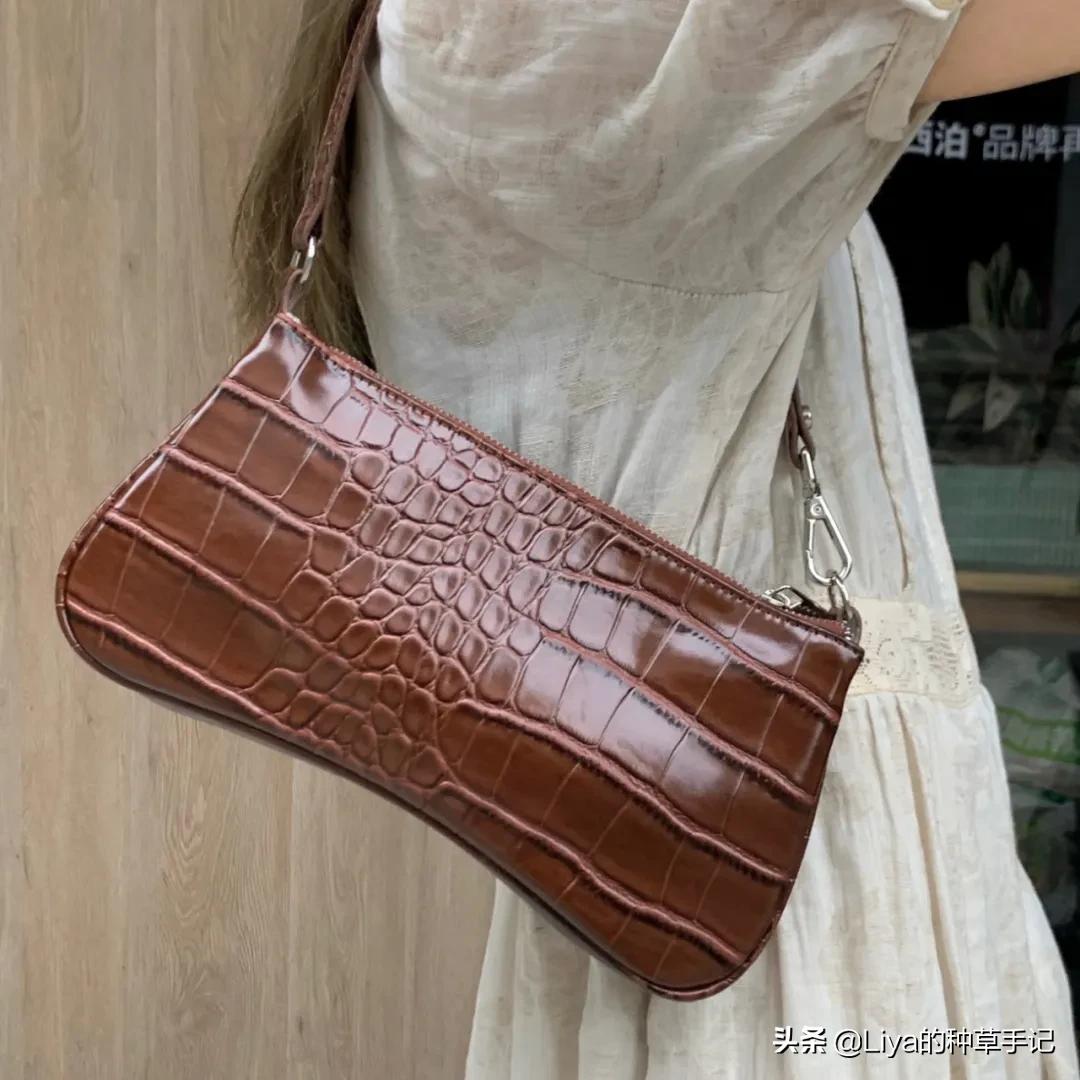 冬季背什么颜色的包包好看,40多岁背什么包包好看