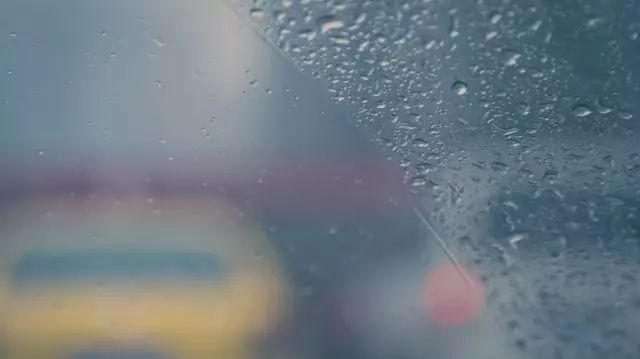 车内玻璃起雾解决小妙招,下雨天车内起雾玻璃看不清怎么办