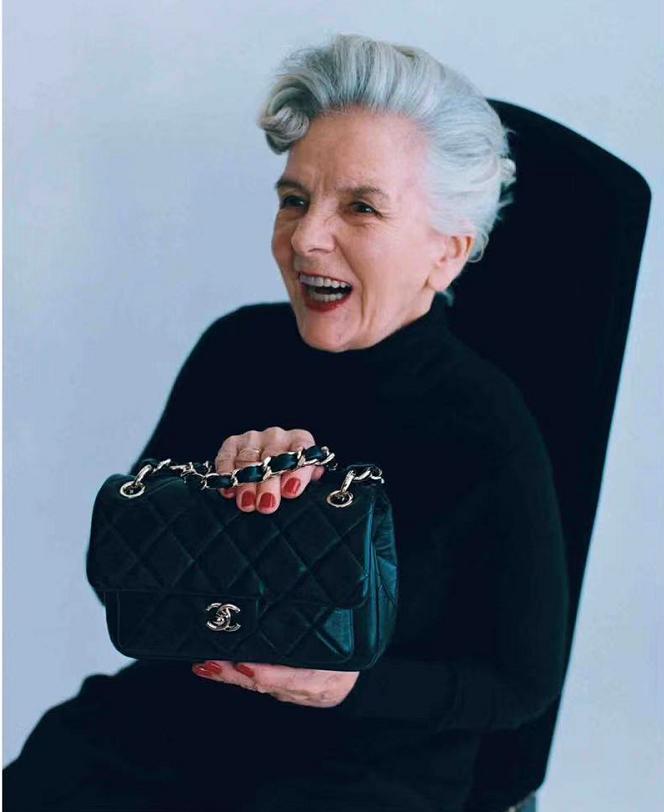 太嫉妒了，这位70岁的老奶奶每个包包我都喜欢，有组团去偷包的吗