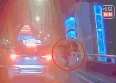 17岁跳桥男孩妈妈去世了吗,17岁跳桥男孩妈妈后续