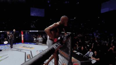 “骨头”琼斯三度称王，“母狮”加冕地表最强女战士