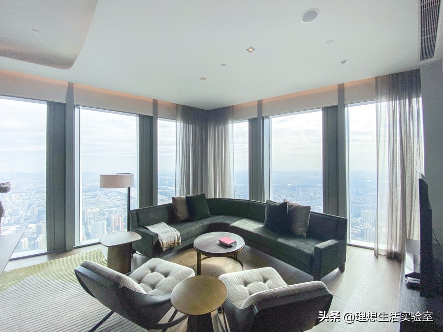 住在广州瑰丽酒店看外面风景,广州瑰丽酒店看到整个广州夜景