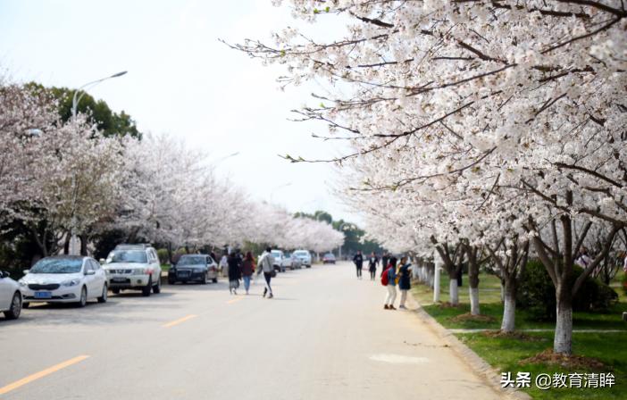 这6所大学堪称业内独一无二,这所大学很出名用英语怎么说
