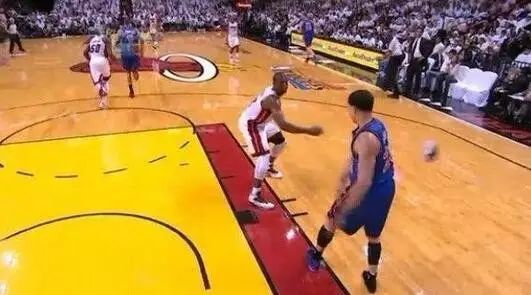 比赛时候鞋子掉了继续跑,篮球比赛时鞋掉了怎么办