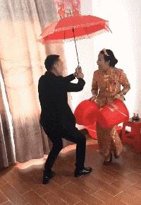 开心一刻gif下雨天,搞笑gif笑到肚子疼意外瞬间特辑