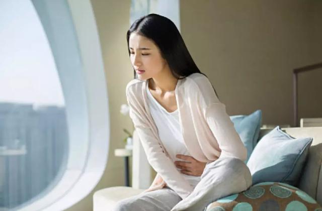 18岁少女,偷用卫生棉条卡住,无奈去医院求助,医生:不能这样用