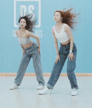 跳舞左右甩头发怎么练,跳舞甩头发慢动作教程