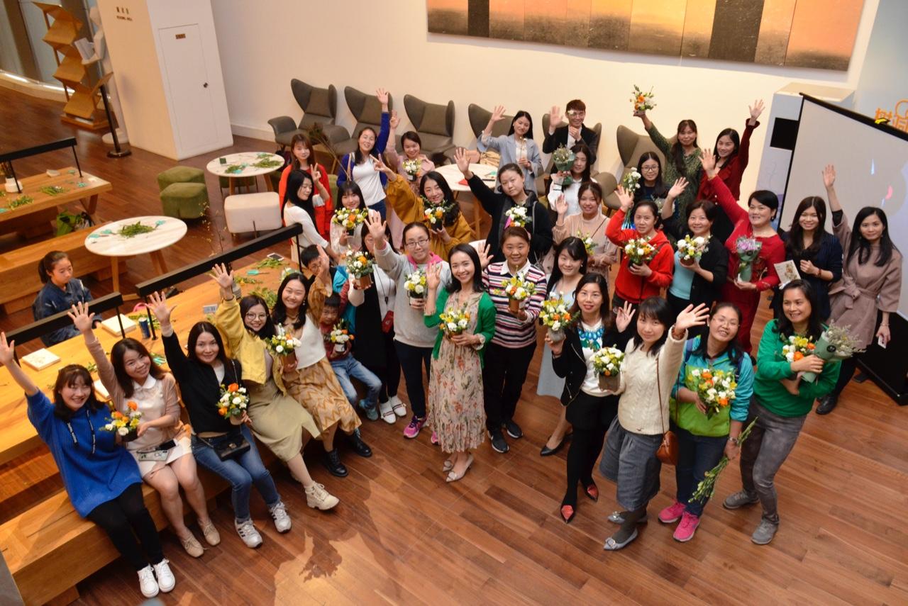 北有阿那亚社群，南有册之丘社群，后者60%研究生以上学历