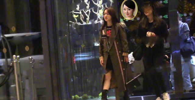 48岁杨钰莹长发披肩穿搭,杨钰莹穿长裙