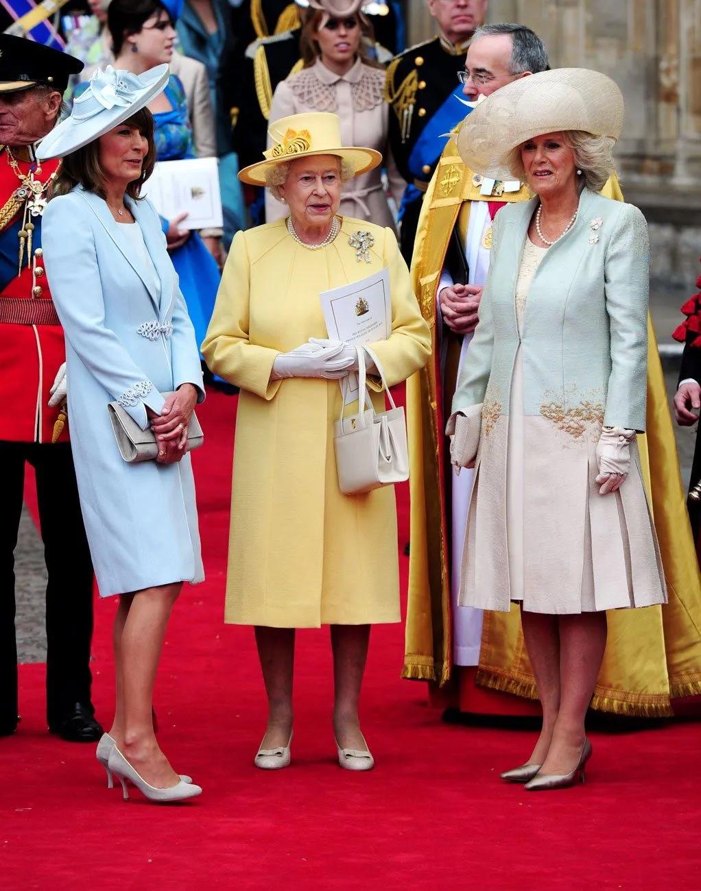 重回十年前世纪婚礼，宾客们靠礼帽频频抢镜，碧翠丝因造型被骂哭