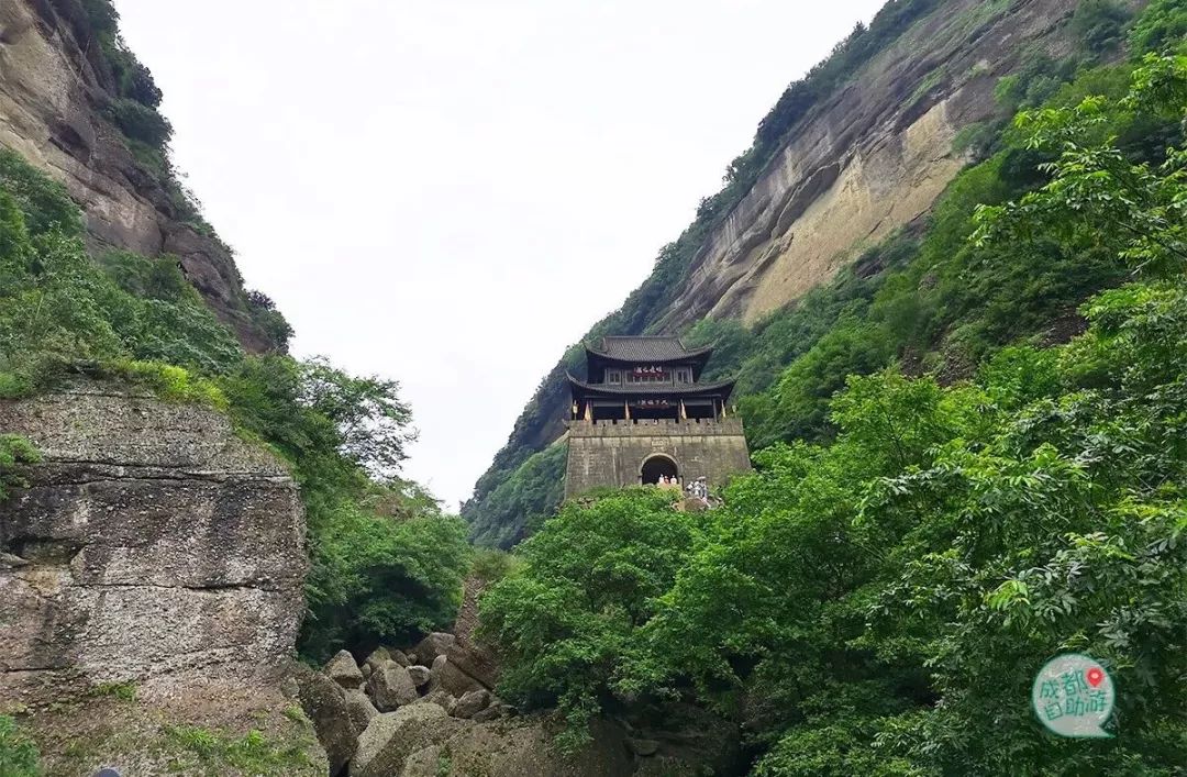 成都2天来回的温泉推荐，彩林雪景青山绿水，美成仙境