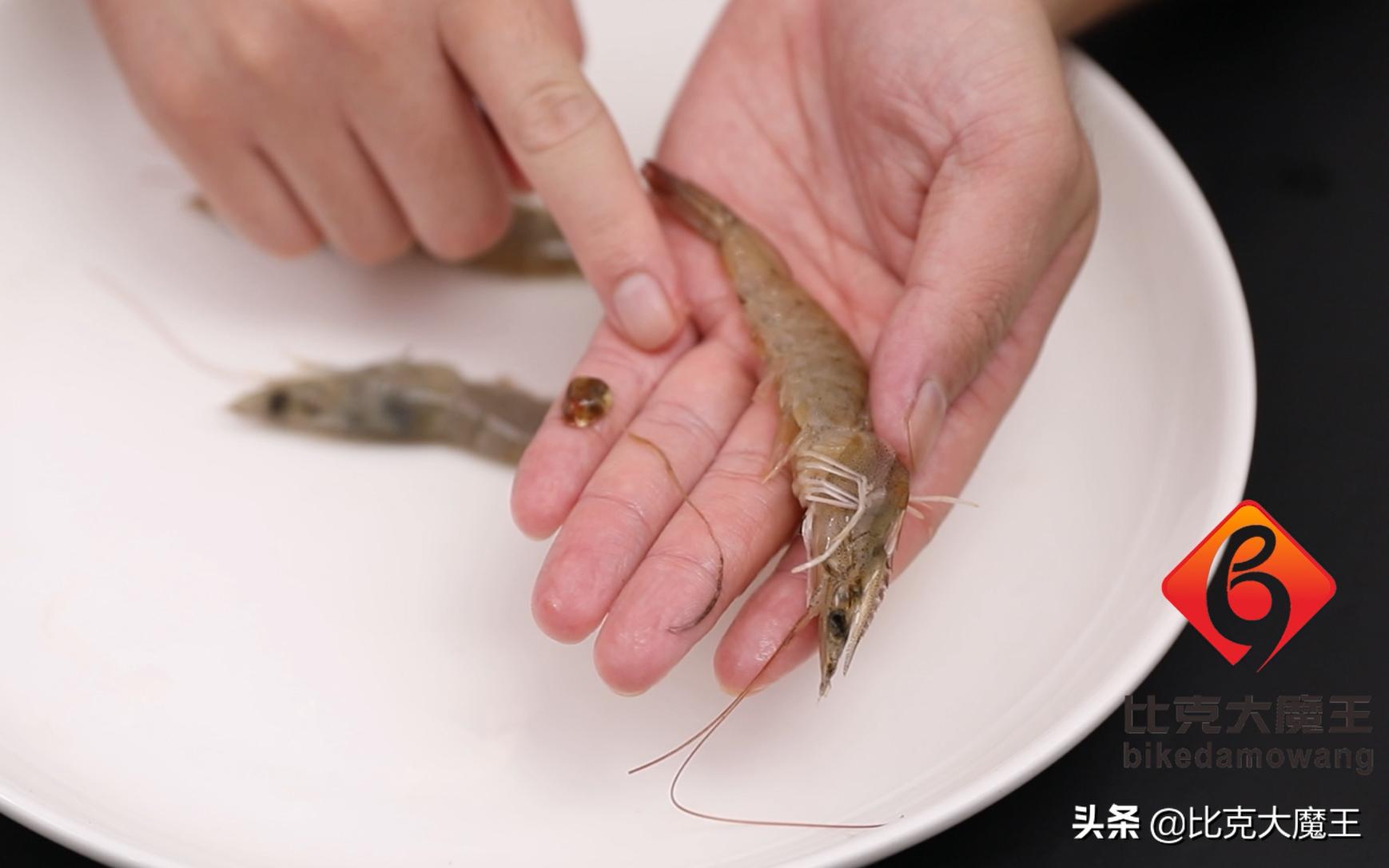 吸管挑虾线去虾头,去虾线别把虾掰断了