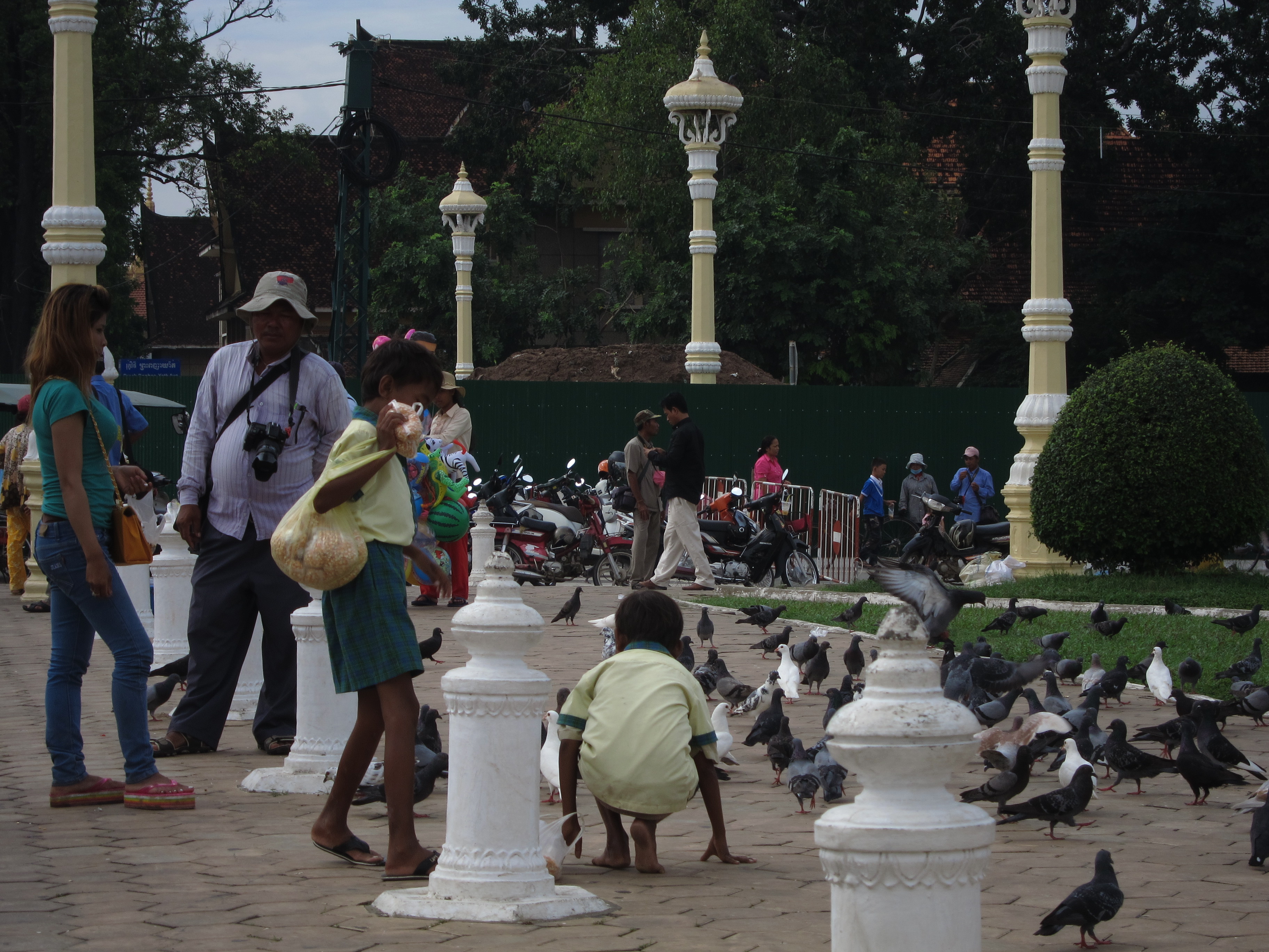 中国小伙在柬埔寨的视频,骑行去柬埔寨的小伙