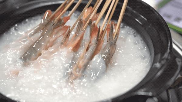 这家噗噗噗的粥底火锅店，稳就一个字