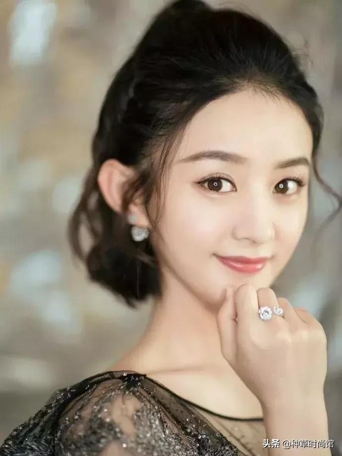 关晓彤素颜自拍与鹿晗撞脸,关晓彤为鹿晗庆生后芭比造型亮相